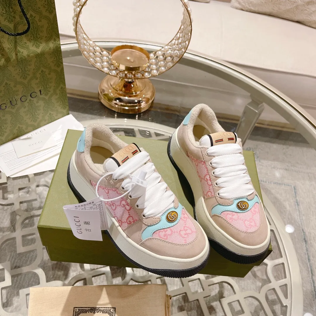 👟👟Ex-factory price 520👟👟Gucci’s latest chubby thick-soled dirty shoes~~couple casual shoes, 6cm height increasing shoes~~ 🔥Best, short boy, really good-looking♥️ The upper is made of polished cowhide stitched with classic double G fabric. The terry cloth is delicate and sweat-absorbent and breathable. The foot pad is integrated with latex injection molding. Private mold 6cm thick T👟👟Ex-factory price U two-color bottom Size: 35-40 Male 39-45/full size (45 custom-made, non-refundable) Comes with a full set of packaging